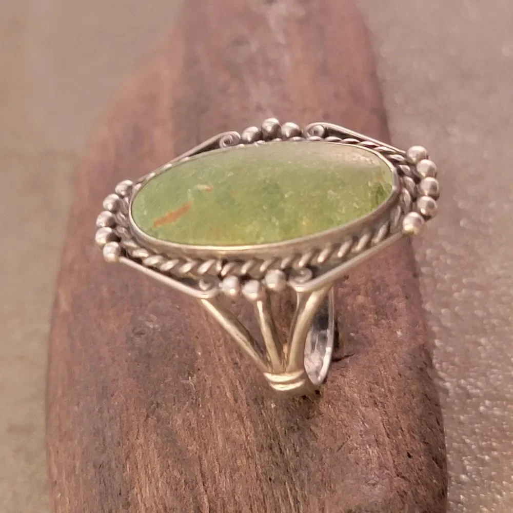 Vintage Old Pawn Navajo Green Turquoise Oval Beaded Cable Bezel Ring